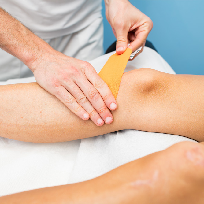 Kinesiotape wordt bij patiënt aangebracht